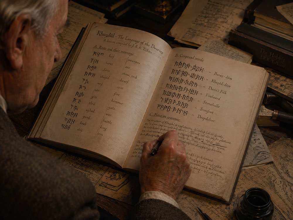 tolkien escribiendo runas enanos
