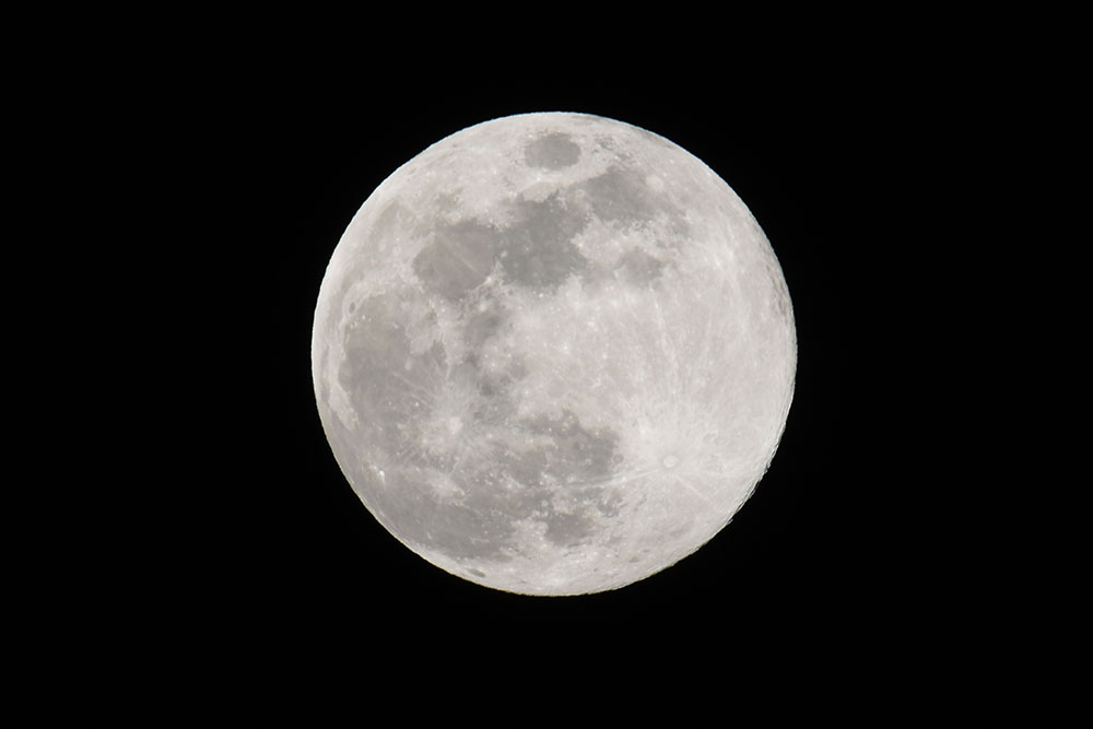 Cómo fotografiar la Luna llena con una cámara